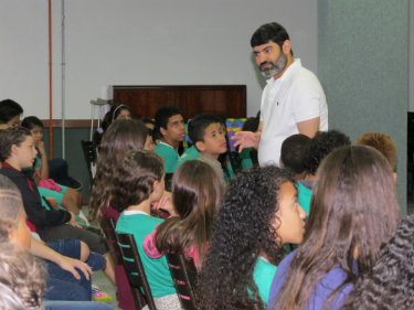 SESI Gama recebe engenheiro aeronáutico Shailon Ian