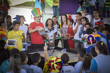 Competidores do Torneio Interescolar da nova temporada do Torneio de Robótica